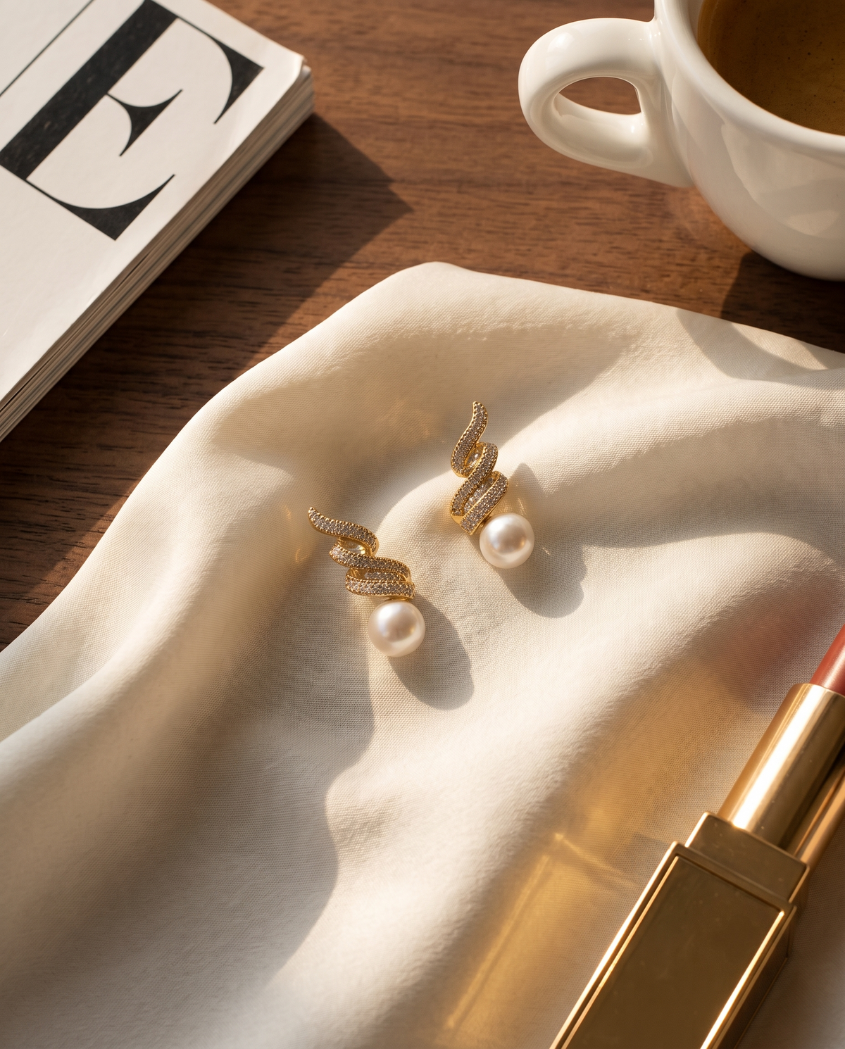 Queen Twirl Pearl Earring